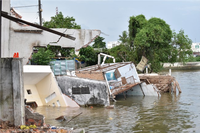 Cần Thơ: Sạt lở nghiêm trọng, 5 căn nhà sụp xuống sông (26/06/2020)